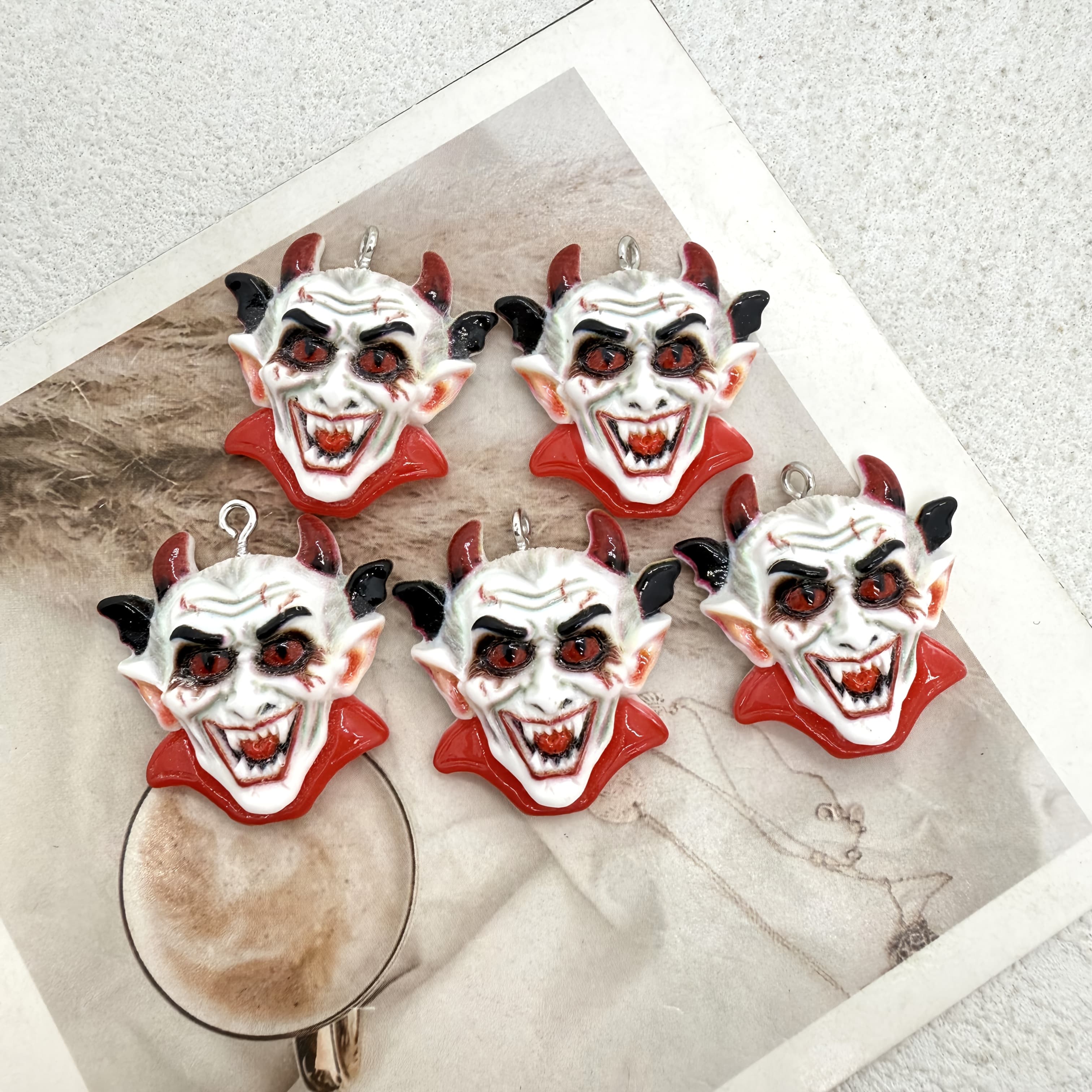 TEMU 5pcs Resin Halloween Vampire Head Pendants, Suitable For Jewelry Making, Perfect For Party Additions, Earrings, Necklaces, Bags