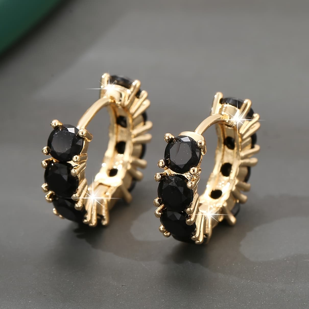 TEMU 1 Pair Of Temperament Fashion Copper Inlaid Synthetic Zirconia Ear Buckles Trendy Retro Women's Earrings Dating Gift