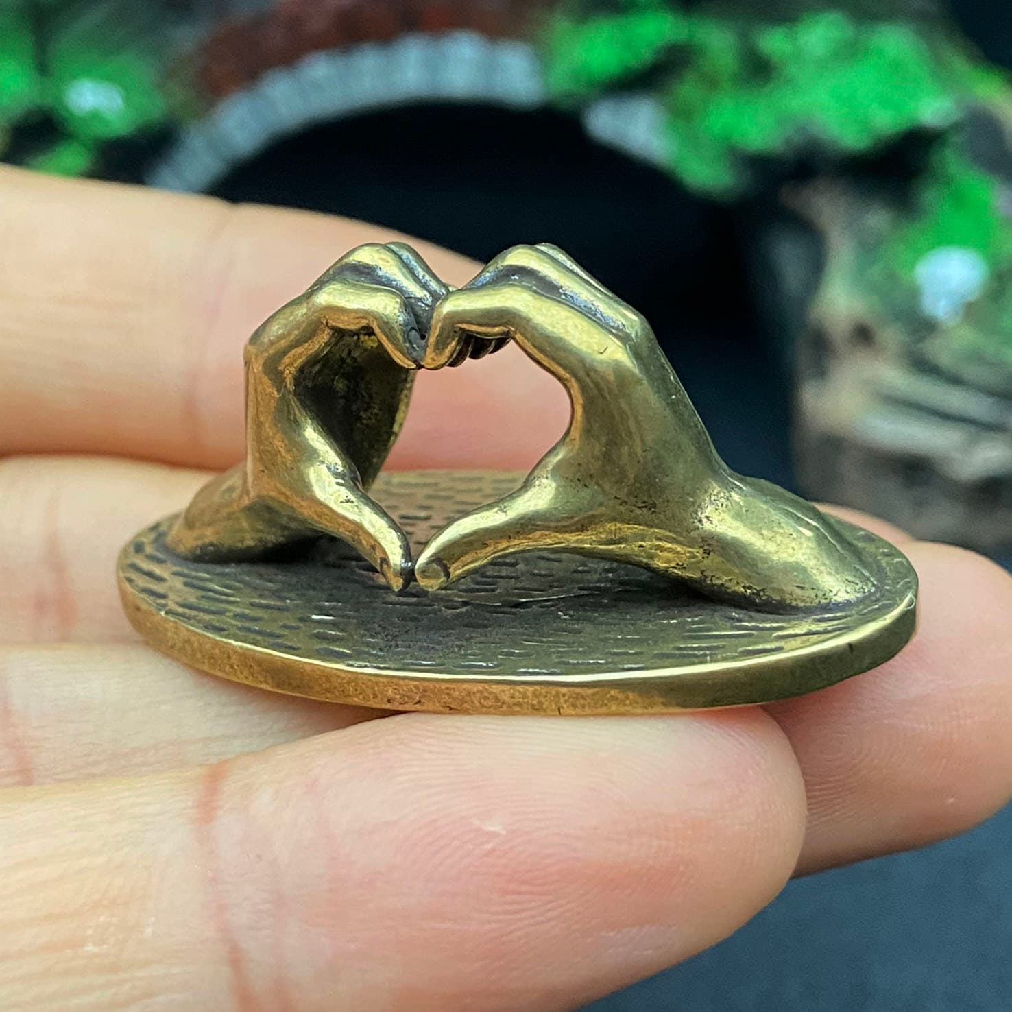 TEMU Solid Brass Small Statue With Hands A Heart, Distressed Brass Ornament, , 4cm, Hand-polished, Decoration For Office Bookshelves, Holiday Gift For Colleagues