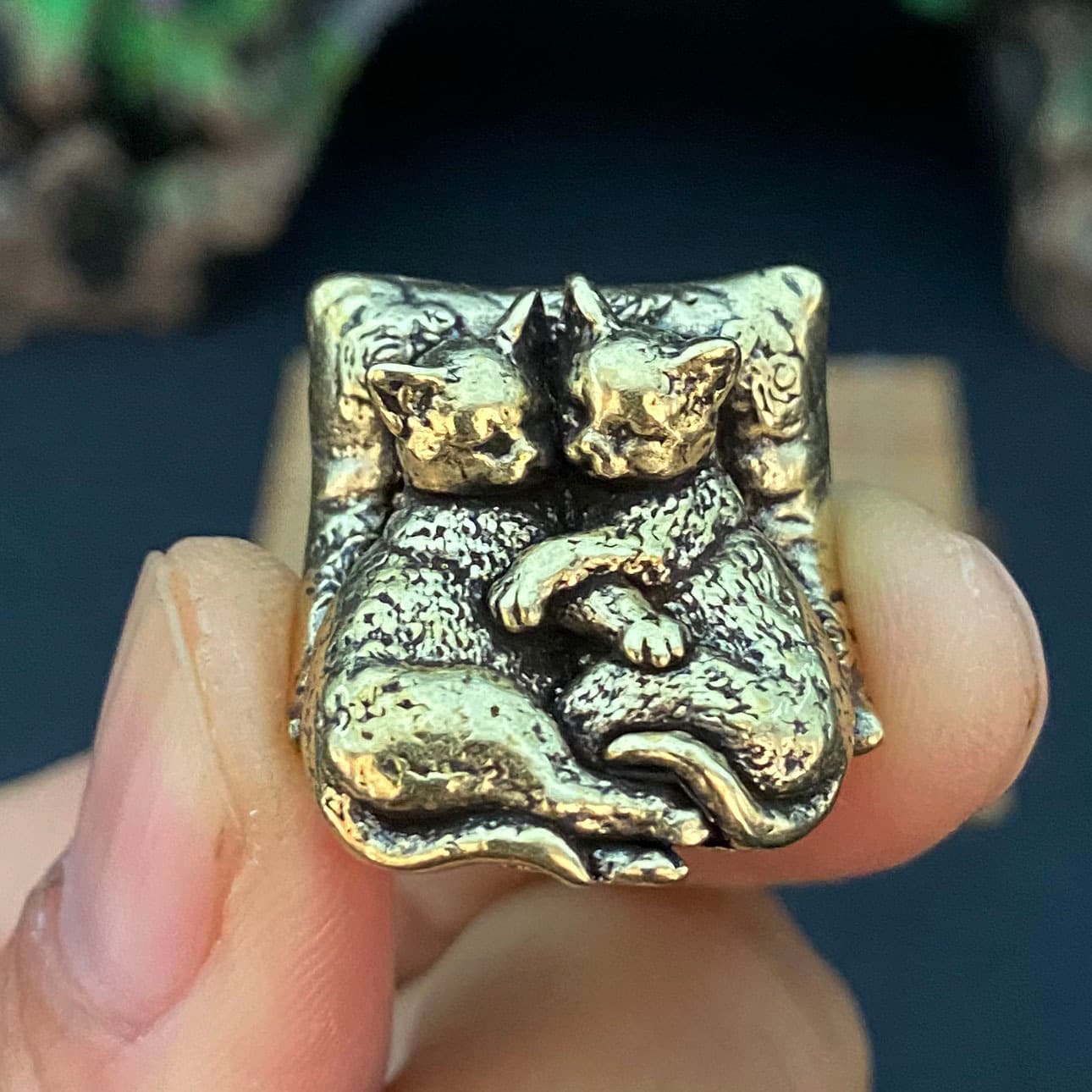 TEMU A Solid Brass Figurine Of 2 , Perfect For Home Decor, Office Desks, Or Bookshelves; Great As A Gift For Or For Wholesale Holiday Decorations