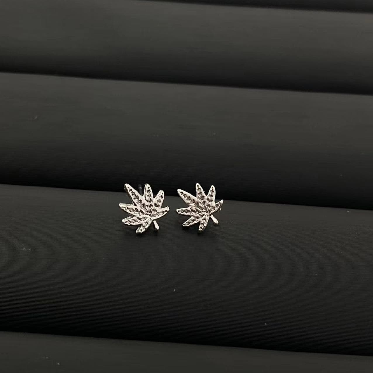 TEMU Selling Vintage-style Distressed Maple Leaf Earrings, Additions