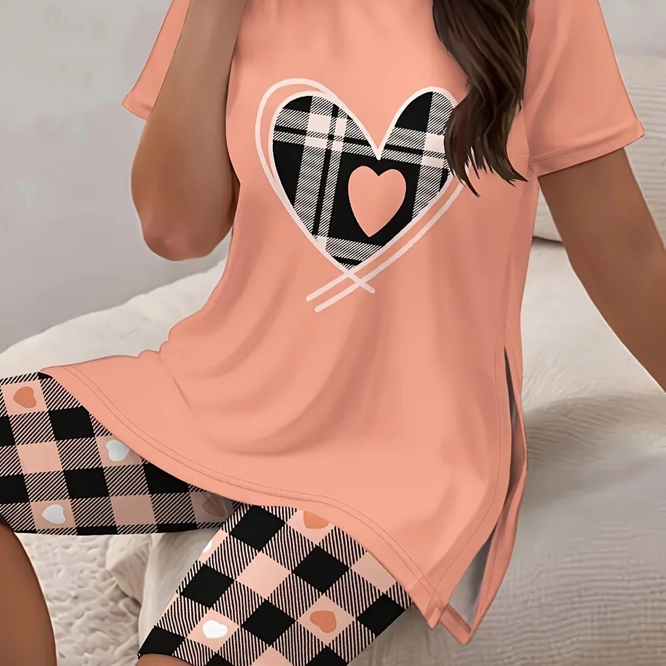 TEMU A Stylish Set Featuring A Short-sleeve Top With A Round Neckline And Side Slits, With Fitted Shorts. It Showcases A Easy Heart Pattern In Black And White Against A Soft Pink Backdrop