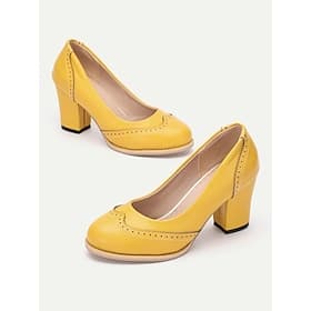 Gelbe Pumps im Vintage-Stil für Damen mit Brogue-Details, klobigem Absatz und Slip-On-Design, perfekt für die Arbeit und besondere Anlässe