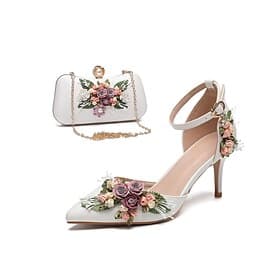 weiße Pumps mit Blumenmuster und passender Clutch – romantische Hochzeits- und Festtagsschuhe für Damen mit blauem Keilabsatz und Schleife aus Strass