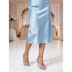 Sandales à petits talons en satin bleu clair pour femmes - chaussures élégantes et citadines pour demoiselles d'honneur, parfaites pour les mariages urbains mo