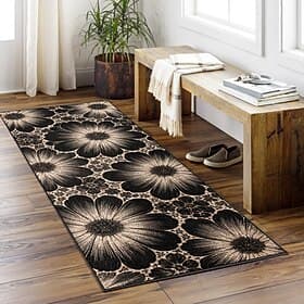 Bloemenpatroon op de loper, zwart en beige, duurzaam en gemakkelijk schoon te maken. Perfect voor de hal, keuken of entree.