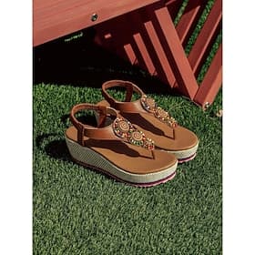 Boho-Sandalen mit Perlenbesatz – bequeme, hellbraune Plateau-Wedges mit farbenfrohen Ethno-Akzenten für tropische Resorts und Inselurlaube Sommerurlaube am Str