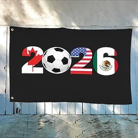 Flaggen für die Fußballveranstaltungen 2026 – Kanada, USA, Mexiko (mit Nationalflaggen) Fußball, schwarzer Hintergrund, hochwertiges Material