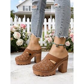 Mules da donna marroni con tacco a zeppa e intagli – scarpe estive con tacco grosso, perfette per occasioni casual, feste in giardino e per tutti i giorni.