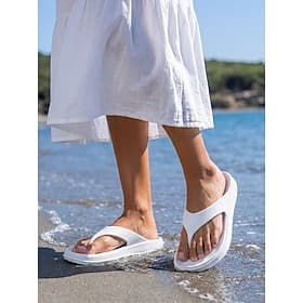 Tongs de plage blanches pour femmes - sandales légères et imperméables, style nuage, avec soutien ergonomique de la voûte plantaire, idéales pour les vacances