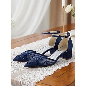 Elegante marineblaue Damenpumps mit Blockabsatz, Spitzenstickerei und Perlenverzierungen, perfekt für die Mutter der Braut bei einer Hochzeit in der Stadt oder