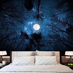 Tapisserie murale représentant une forêt nocturne, la pleine lune et un ciel étoilé, avec des silhouettes d'arbres et de galaxies, dans un style bleu foncé. Dé