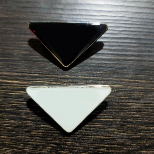 Metal Letter Women Girl Triangle Brooch Suit Lapel Pin White Black Fashion Jewelry Accessories