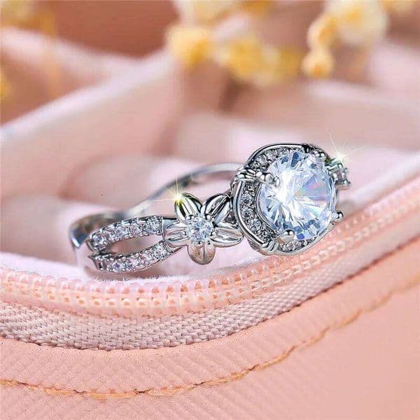 Luxury Female White Zircon Stone Flower Engagement Ring Silver Color Summer Wedding Jewelry For Women