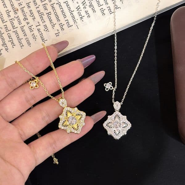 Luxury Brand Designer Jewelry French Retro Italian Brushed Hollow Double-Sided Diamond-Encrusted Four-Leaf Clover Necklace Palace Style Versatile Collarbone Cha