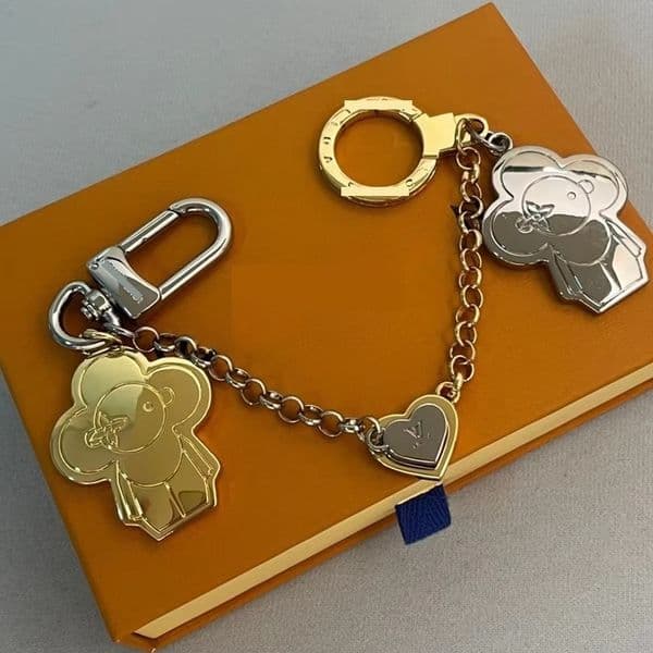 Luxury designers keychains Letters Flower designers keychain top Car Key Chain Women Buckle jewelry Keyring Bags Pendant Party Couple Gift