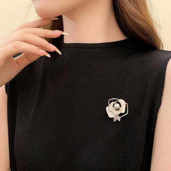 Elegant Camellia Luxury Brooch Fashion Retro French Style Pearl Versatile Fashionable Brooch Clothing Suit
