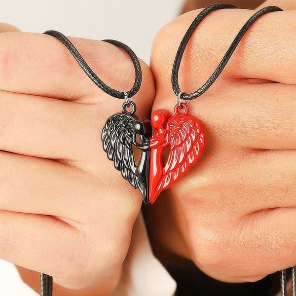 Elegant Small-Scale Women's Necklace Featuring an Enchanting Magnetized Love Knot Design