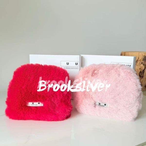 20X18CM Fur cosmetic pouch Fashion Tote event bag M.vip storage case plush zipper Bag