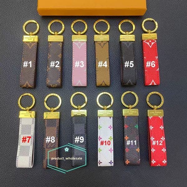 Designer PU Leather keychain Key Chain Classic Exquisite Designer Car Keyring Letter Lanyard Gold Black Metal Small Jewelry Men Women Bag Pendant Accessories