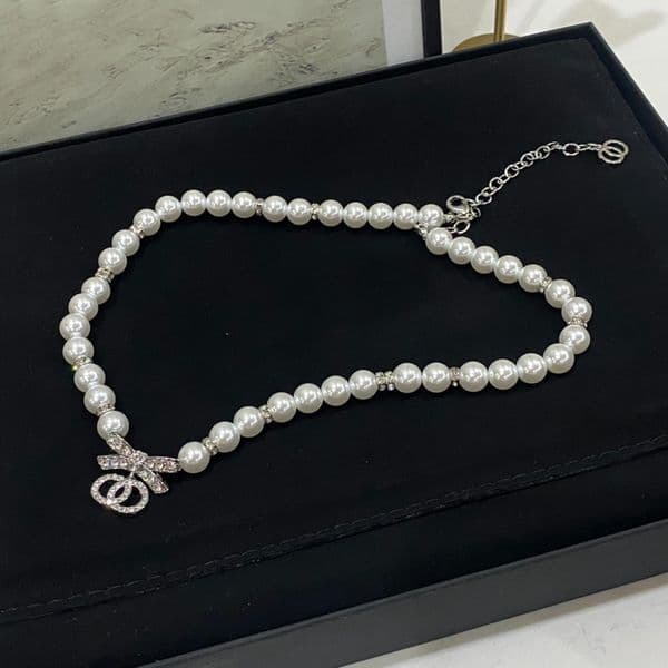 New Silver-Toned Faux Pearl Choker Necklace With Rhinestone Bow Classic Detail Elegant Vintage-Style Jewelry Gift For Her High-Quality And Stylish Accessory