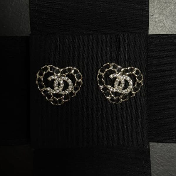 Designer wearing leather heart-shaped earrings, fashionable, classic, high-quality jewelry, party gifts suitable for any formal occasion