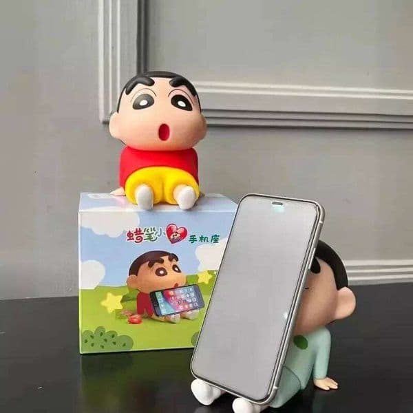 Crayon Shin-Chan Figures Holder Kawaii Anime Desktop Ornaments Cartoon Watching TV Phone Support Cute Doll Decorations X260304