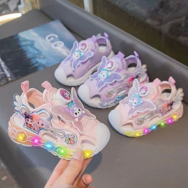 Summer girls' sports sandals, with breathable soles that are soft, elastic and lightweight. Campus casual cartoon-style buttoned light-up shoes for girls, beach shoes