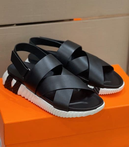 Designer slippers H summer outerwear of genuine leather, versatile, comfortable and fashionable flip-flops and beach shoes for men withbox