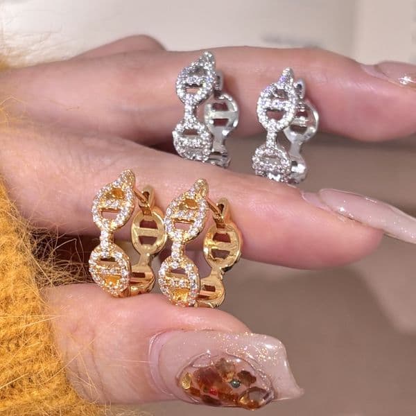 Charm Luxury Brand Designer Jewelry Light Luxury Design Full Diamond Pig Nose Earrings Niche Style Versatile Personality Hoop Earrings Inlaid With Diamonds AA