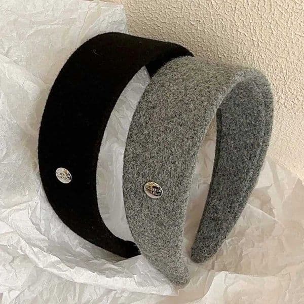 Luxury Wool Felt Wide Headband Silver Emblem Korean Dongdaemun 2025 Autumn Winter Elegant Hairpiece Soft Touch Hair Accessory C260316