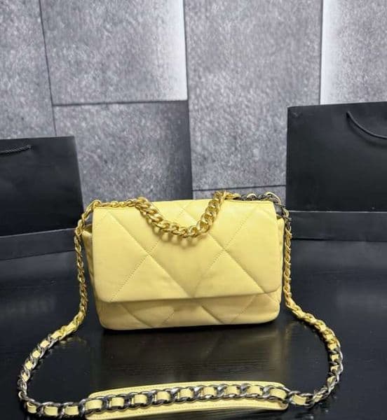 The designer s milk fufu filled chevron stitching soft texture of leather the combination with thick chains make it perfect for both commuting and dates True quality
