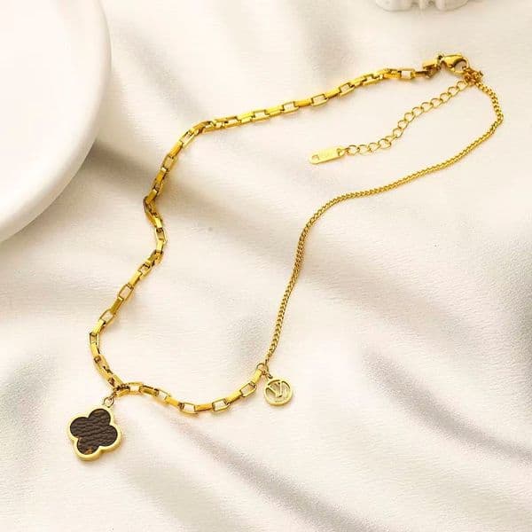 Necklace Luxury Vintage Four-Leaf Clover Necklace Gold The Chain Has Rich Texture Is Understated Yet Distinctive And Suits A Variety Of Styles Necklace