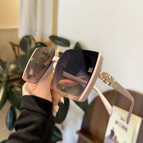 Designer Outdoor Sports Sunglasses Luxury Brand 2026 New Fashionable Women's Sunglasses With Engraved Glasses Legs Lightweight Luxury Travel Protective Glasses