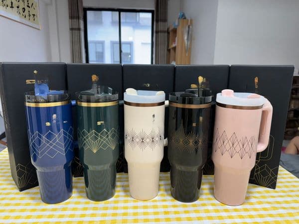 Large capacity fashionable 40oz 1200ML double-layer insulated cup, cold drink travel cup, coffee cup with handle and strip insulated cup, ice cup