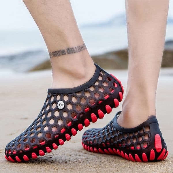 2026 Summer New Men's Beach Shoes Fashionable Trendy Outdoor Soft-Soled Closed Sandals