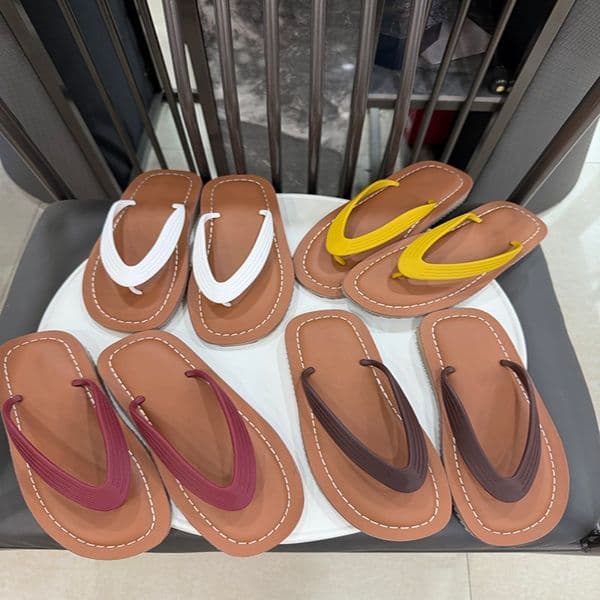 26 spring and summer fashion show style clip toe sandals latest clip toe logo slippers super comfortable on the feet rubber inner sheepskin slippers sizes 35-41 box