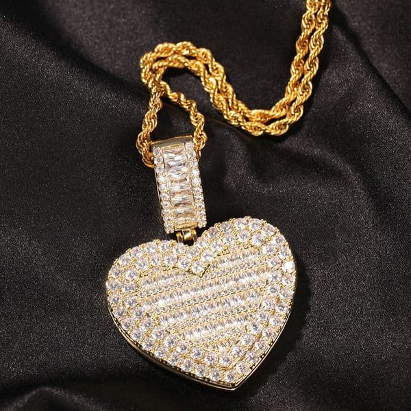 Hotly sold in Europe and America. Large-sized flip-top heart-shaped pendant. Hip style diamond-studded pendant necklace. DIY personalized photo.