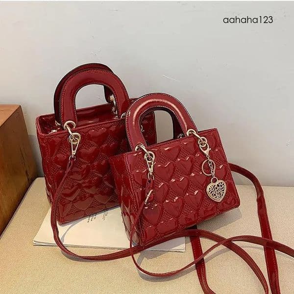 2026 NEW Evening Bags Heart Embossed Fashion Lady Bag Designer Leisure Handbags Chic Luxury Patent Leather Small Shoulder Messenger Purses Trewomen Handbag E1