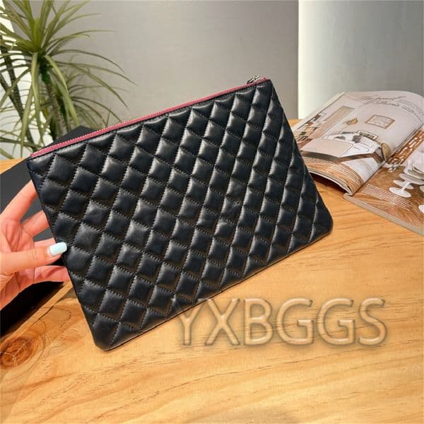 Quilted Caviar Leather Clutch Bag for Women Zipper Closure Large Capacity Daily Use Handbag with Pendant Charm