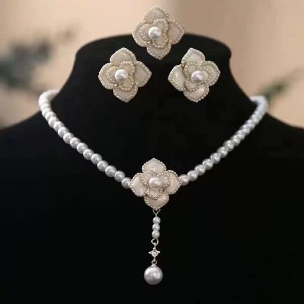 High Quality French Retro Pearl Necklace Elegant Camellia Petal Collarbone Chain Bridal Choker Wedding Dress Evening Gown Three-Piece Set