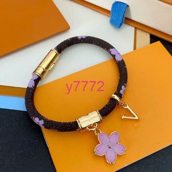 Luxurys designer flower pattern Bracelets Leather pendant Bangles For Women Fashion Jewelry Charm Jewelry Accessories With box