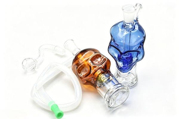 Wholesale Travel Skull Allen Shape glass oil burner pipe 10mm female mini water bongs pipes for smoking with silicone hose and banger bowl