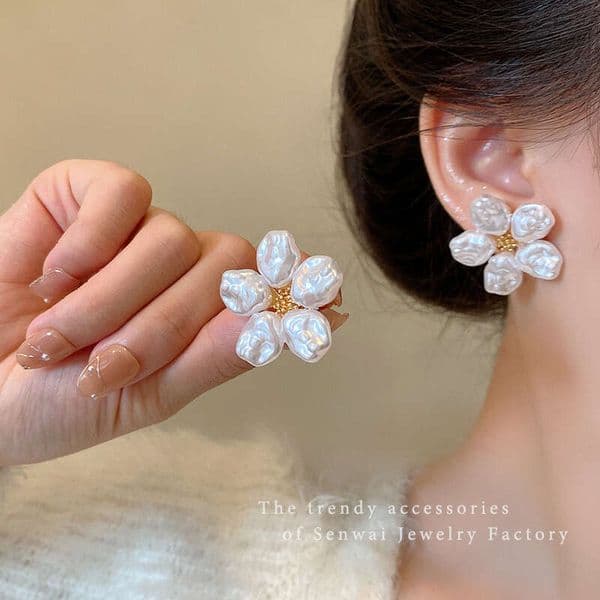 Designer Jewelry Luxury Jewelry Baroque Vintage Pearl Flower Stud Earrings, Light Luxury Sophisticated Style, Women's Autumn And Winter New Trendy Earrings