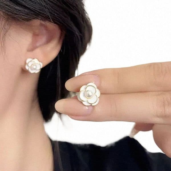 womens Jewelry Earrings Clip-Ons Black & White Camellia Pearl Stud Earrings Retro Elegant Temperament Versatile Ear Accessories for Women Daily Commut f6uW#