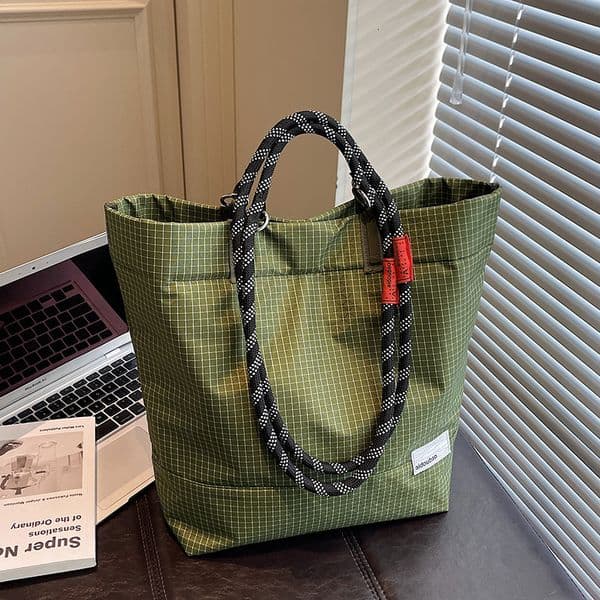 Designer shoes, large capacity nylon handbag, autumn new single shoulder trendy fashion bag, handbag, casual bag, single shoulder luxury shoes