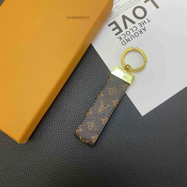 Keychain 2026 High Quality Classic Exquisite Luxury Designer Car Keyring Zinc Alloy Letter Unisex Lanyard Gold Black Metal Small Jewelry L001-3