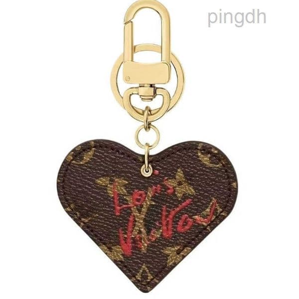 Keychains Designer Hot Selling Bag Pendants Old Flower Leather and Metal Keychains High Quality Holiday Gifts with Many Options