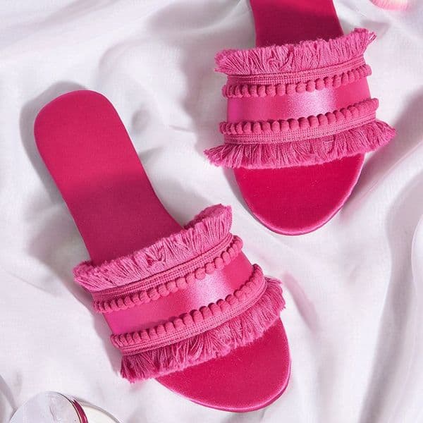 Luxury slippers for women's outdoor wear, 2026 summer new style, flat bottomed plus size sandals, versatile beach shoes for daily wear