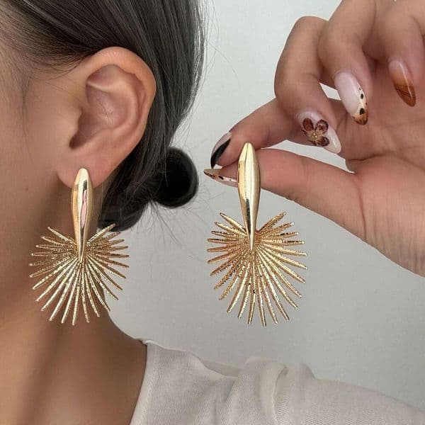 Cross-border hot-selling earrings, new trendy unique European and American round-piece exaggerated stylish earrings wholesale